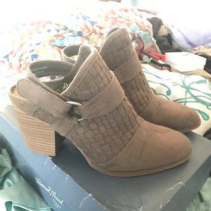 Universal Thread Olive Booties in Taupe - 8.5
